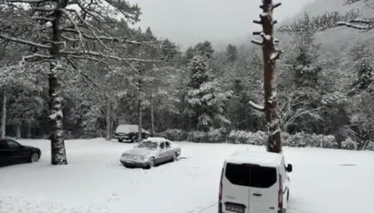 Dëborë dhe ngrica në Qafën e Llogarasë, bllokohet qarkullimi