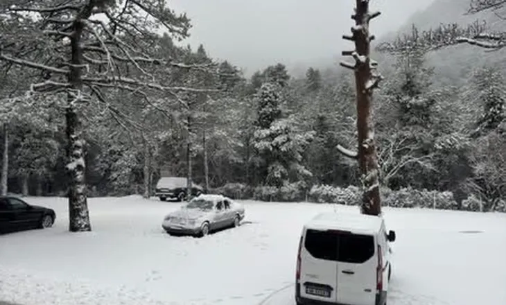 Dëborë dhe ngrica në Qafën e Llogarasë, bllokohet qarkullimi