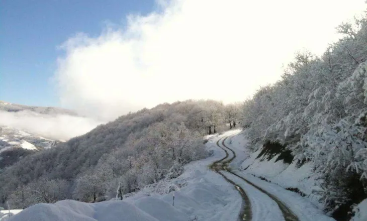 Dëborë dhe ngrica, si është gjendja e rrugëve në vend