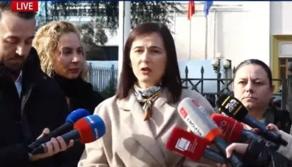 “Dekriminalizohet shpifja por jo fyerja”, organizatat e mediave protestë para Kuvendit: Ndryshimet në Kodin Penal të jenë të plota