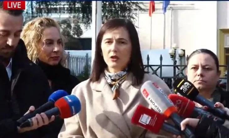 “Dekriminalizohet shpifja por jo fyerja”, organizatat e mediave protestë para Kuvendit: Ndryshimet në Kodin Penal të jenë të plota