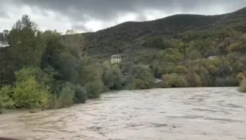 Del nga shtrati lumi Shkumbin, përmbyten dhjetëra banesa