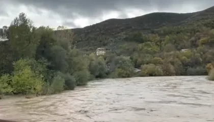 Del nga shtrati lumi Shkumbin, përmbyten dhjetëra banesa