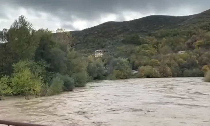 Del nga shtrati lumi Shkumbin, përmbyten dhjetëra banesa