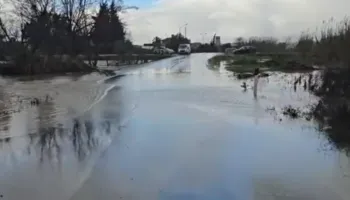 Del nga shtrati lumi Vjosë, bllokohet rruga e vjetër Fier-Vlorë