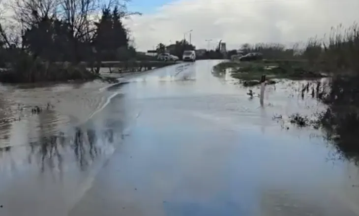 Del nga shtrati lumi Vjosë, bllokohet rruga e vjetër Fier-Vlorë