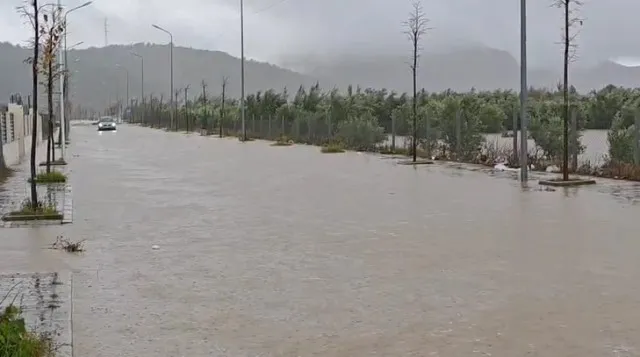 Del nga shtrati përroi i Glinës në Vaun e Dejës, bllokohet unaza e qytetit, rrezikohen edhe banesat