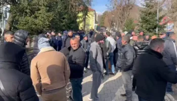 Dëmet nga përmbytjet në bujqësi, fermerët protestë para bashkisë Maliq: kërkojmë dëmshpërblim!