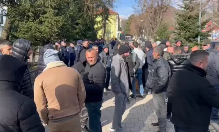 Dëmet nga përmbytjet në bujqësi, fermerët protestë para bashkisë Maliq: kërkojmë dëmshpërblim!