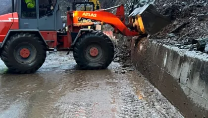 Dëmtohet ura e fshatit Ogjost në Kukës, rrugë të bllokuara në disa zona të tjera rurale. Hasi përballet me rrezikun e rezervuarit Helshan 2