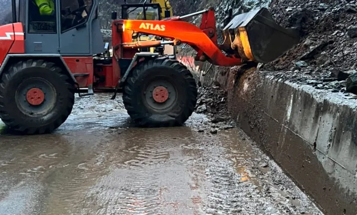 Dëmtohet ura e fshatit Ogjost në Kukës, rrugë të bllokuara në disa zona të tjera rurale. Hasi përballet me rrezikun e rezervuarit Helshan 2