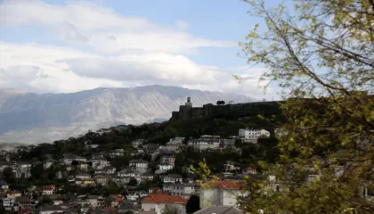 Dëmtoi derën e shtëpisë së një gruaje, nën hetim 46-vjeçari në Gjirokastër