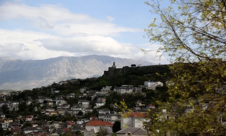 Dëmtoi derën e shtëpisë së një gruaje, nën hetim 46-vjeçari në Gjirokastër