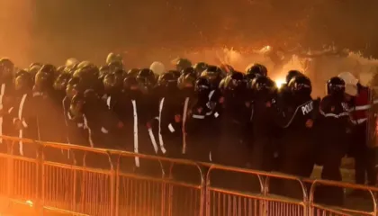 Denoncimi i PD për arrestimin e një të mituri gjatë protestës, reagon policia: Ka gjuajtur me sende të forta efektivët, është 14 vjeç