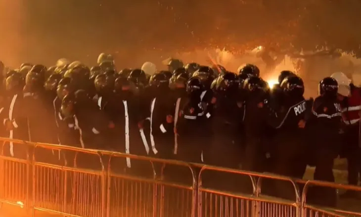 Denoncimi i PD për arrestimin e një të mituri gjatë protestës, reagon policia: Ka gjuajtur me sende të forta efektivët, është 14 vjeç