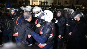 Deputeti Luçiano Boçi përplaset me policinë, hidhet gazlotsjellës dhe ujë me piper ndaj protestuesve