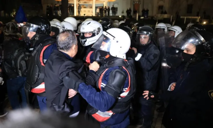 Deputeti Luçiano Boçi përplaset me policinë, hidhet gazlotsjellës dhe ujë me piper ndaj protestuesve