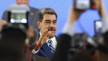 Dështimet e ‘trashëgimtarit’ të Chávez, fiksimi i Nicolás Maduro me tradhtinë