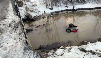 Detaje nga aksidenti në Klos/ I dehur në timon, ra në përrua dhe iku duke lënë shokun në mëshirë të ujit, policia nis kërkimet