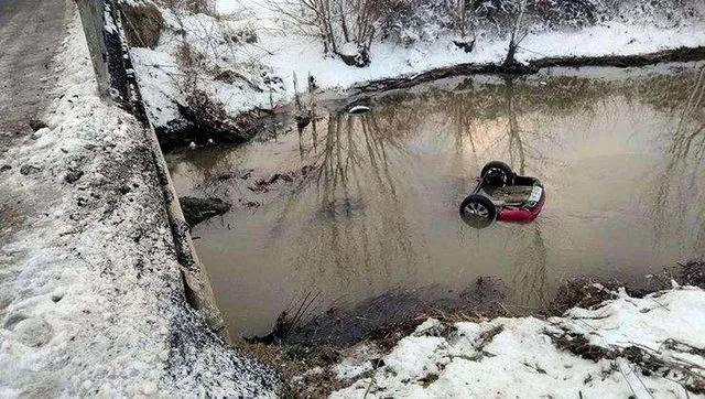 Detaje nga aksidenti në Klos/ I dehur në timon, ra në përrua dhe iku duke lënë shokun në mëshirë të ujit, policia nis kërkimet
