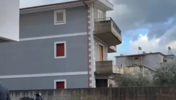 Detaje nga krimi horror në Vlorë/ 50-vjeçari e la gruan të pajetë në urgjencë, i dha fund jetës në banesën e tij