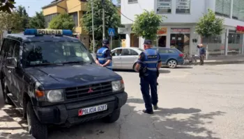 DETAJE / Plagosja në Shijak për një femër, kushërinjtë i drejtuan 45-vjeçarit pistoletën në kokë