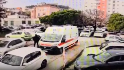 Detaji nga mbërritja e Altin Ndocit në spital, i paraburgosuri del nga ambulanca i lirë dhe pa pranga (Video)