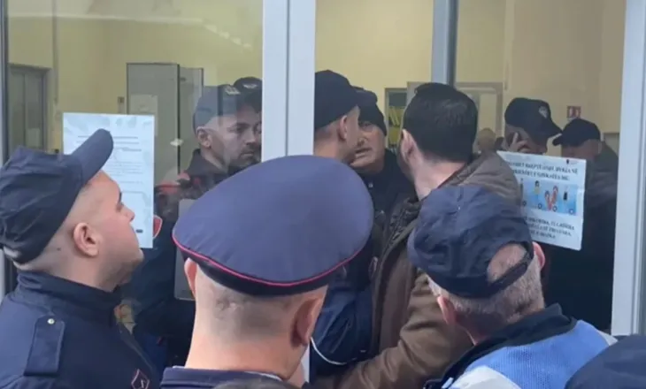 Detyrim paraqitje për protestuesit e 24 janarit/ Tensione jashtë gjykatës