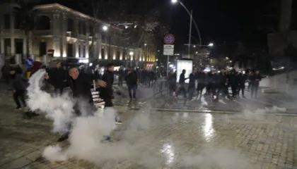 Deutsche Welle: Për tri orë u përsëritën kërkesat për dorëheqjen e Ramës e Ballukut