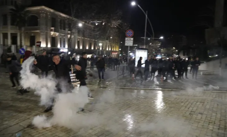 Deutsche Welle: Për tri orë u përsëritën kërkesat për dorëheqjen e Ramës e Ballukut