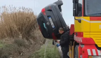 Devijoi për të shmangur përplasjen me automjetin tjetër, makina përfundon në kanal në Fier