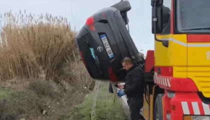 Devijoi për të shmangur përplasjen me automjetin tjetër, makina përfundon në kanal në Fier