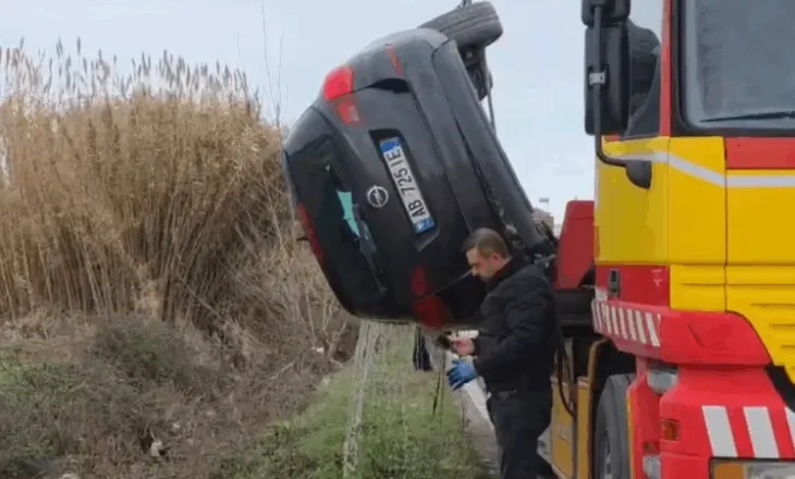 Devijoi për të shmangur përplasjen me automjetin tjetër, makina përfundon në kanal në Fier