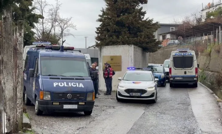 Dha dëshmi të rreme për vrasjen e motrës në 1997, zbutet masa ndaj 54-vjeçares dhe burrit të saj