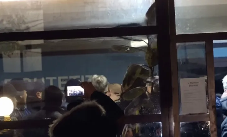 Dhunë mes deputetëve të PD-së dhe policisë brenda Komisariatit Nr. 1 të Tiranës, ndërhyn “Shqiponja”