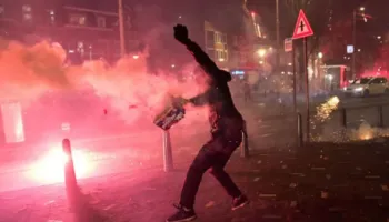 Dhunë ndaj policisë në Holandë gjatë natës së Vitit të Ri, dy persona humbin jetën dhe dhjetëra të plagosur