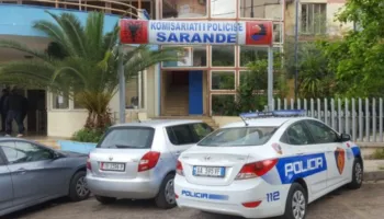 Dhunoi psikologjikisht nënën dhe grabiti babain/ Sarandë, pranga 22 vjeçarit