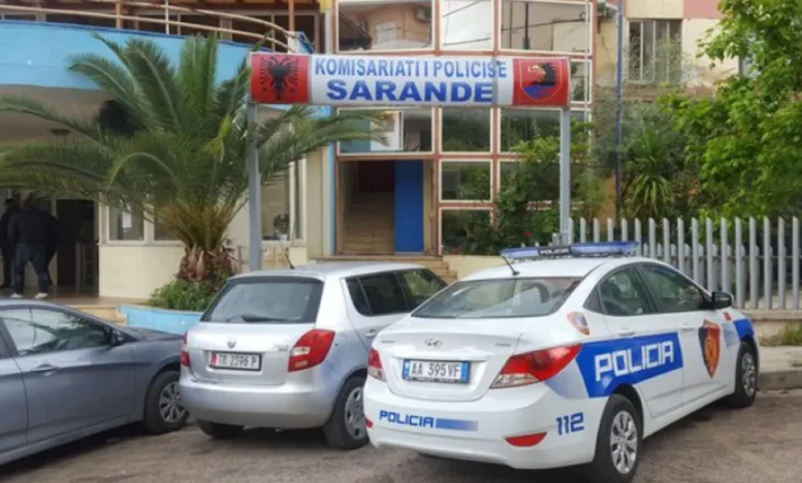 Dhunoi psikologjikisht nënën dhe grabiti babain/ Sarandë, pranga 22 vjeçarit