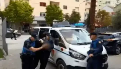 Dhunuan një çift 55-vjeçarësh dhe i dëmtuan automjetin, procedohet 44-vjeçari, 2 të tjerë në kërkim