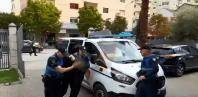 Dhunuan një çift 55-vjeçarësh dhe i dëmtuan automjetin, procedohet 44-vjeçari, 2 të tjerë në kërkim