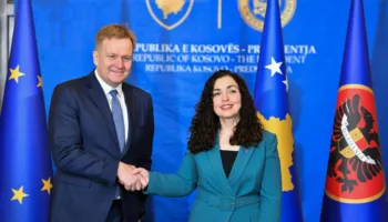 Dialogu në fokus, Sorensen zbarkon në Kosovë, takon presidenten Osmani