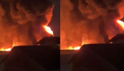 Digjen disa magazina në tregun e rrobave të përdorura në Tiranë, zjarri vijon aktiv. Në rrezik disa biznese përreth