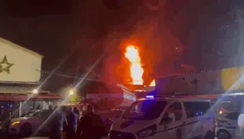 Digjen disa magazina, zjarri vijon aktiv. Në rrezik disa biznese përreth