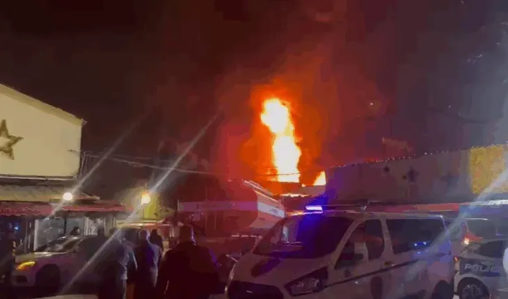 Digjen disa magazina, zjarri vijon aktiv. Në rrezik disa biznese përreth