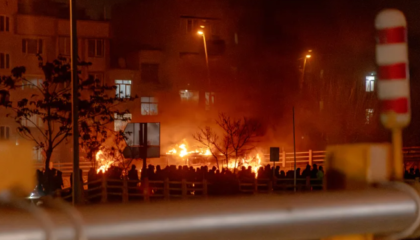 ‘Digjet’ Irani/ Protestuesit sfidojnë autoritetet shtetërore, shënohen përplasje të dhunshme