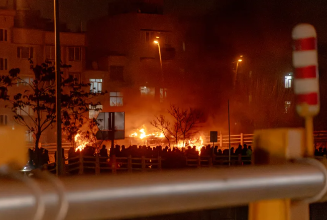 ‘Digjet’ Irani/ Protestuesit sfidojnë autoritetet shtetërore, shënohen përplasje të dhunshme