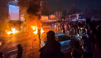 “Digjet” Irani! Protestuesit sfidojnë shtypjen brutale mes ndërprerjes së vazhdueshme të internetit