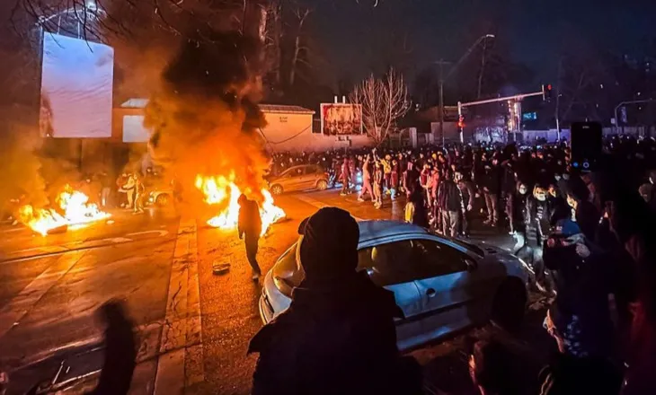 “Digjet” Irani! Protestuesit sfidojnë shtypjen brutale mes ndërprerjes së vazhdueshme të internetit