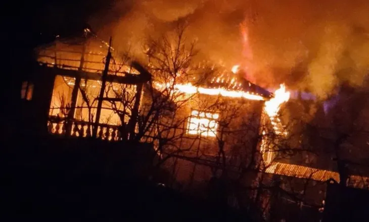 Digjet një banesë dykatëshe në Klos, dyshohet se aty jetonin dy familje, ja çfarë dihet deri më tani (VIDEO)