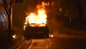 Digjet një mjet i parkuar në Rrëshen, dyshohet se zjarri ka qenë..